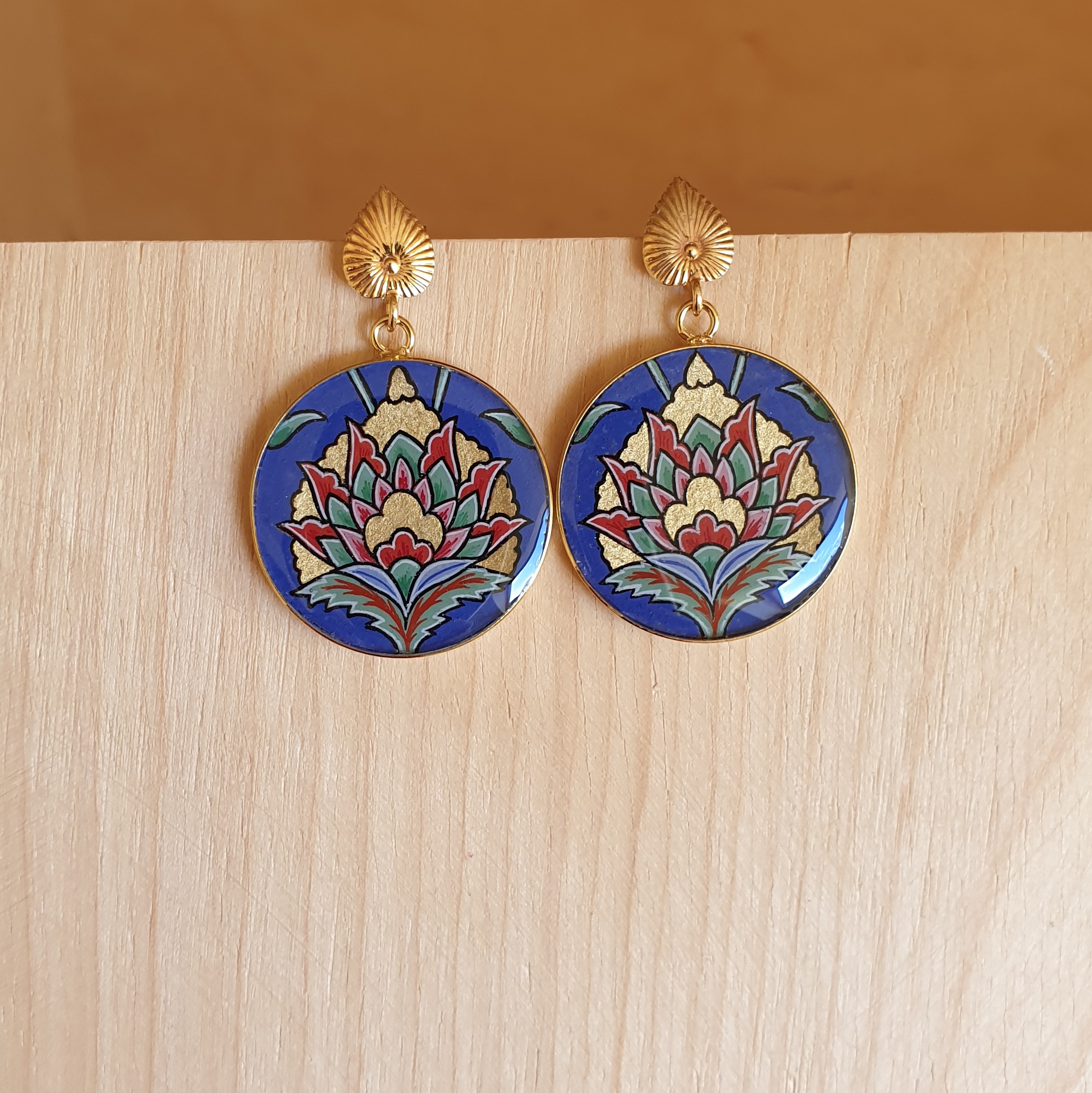 Boucles d'oreilles fleur orientale sur fond bleu