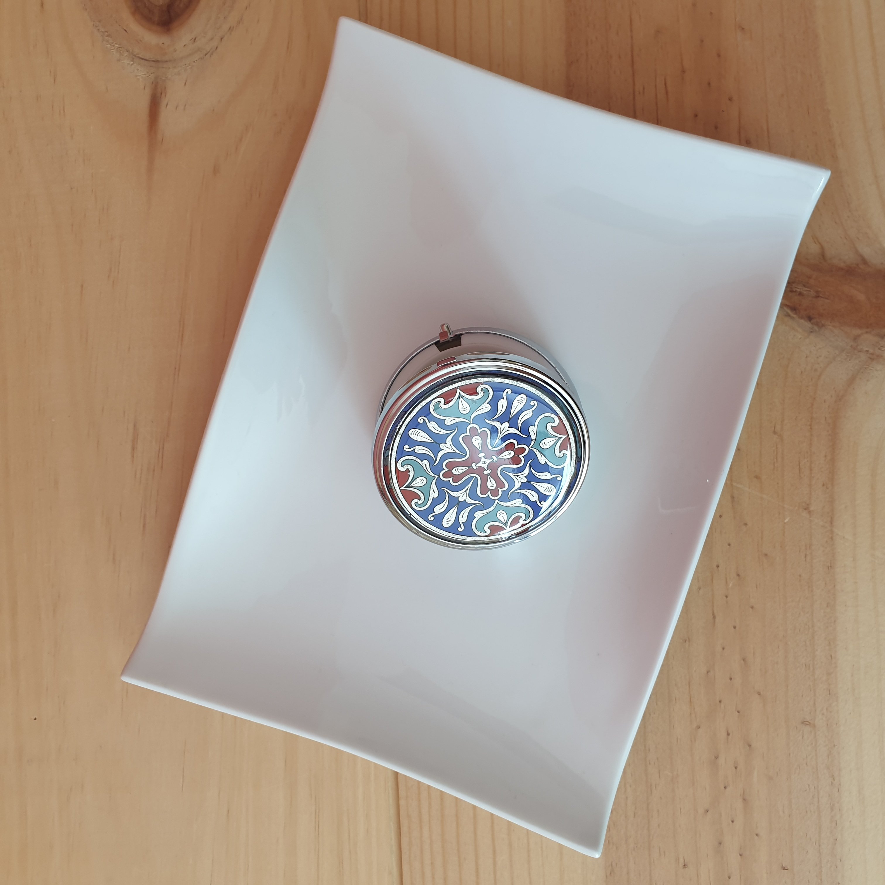 Bo&icirc;te pilulier enluminure arabesques argent