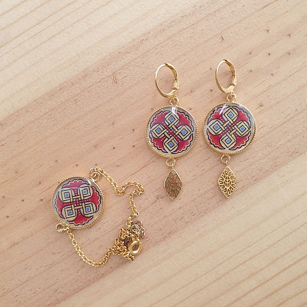 Bracelet palmettes bleues ou rouges et entrelacs or sur cha&icirc;ne dor&eacute;e