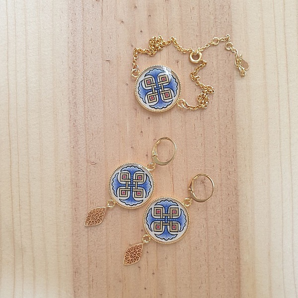 Bracelet palmettes bleues ou rouges et entrelacs or sur cha&icirc;ne dor&eacute;e