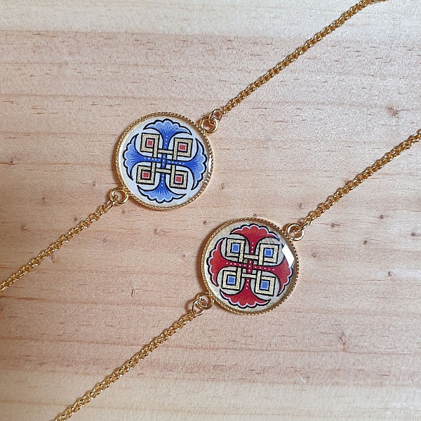 Bracelet palmettes bleues ou rouges et entrelacs or sur cha&icirc;ne dor&eacute;e