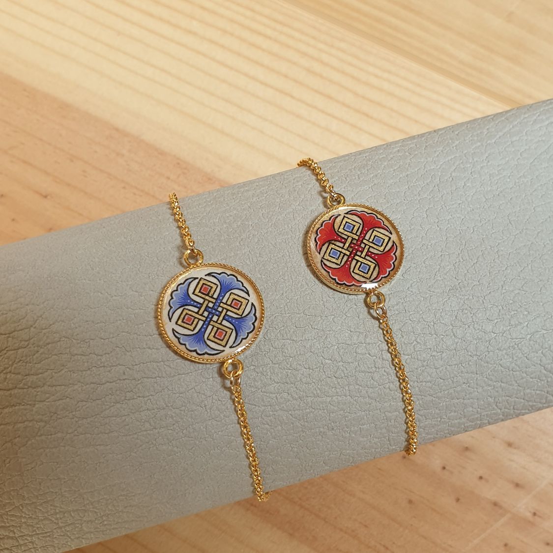 Bracelet palmettes bleues ou rouges et entrelacs or sur chaîne dorée