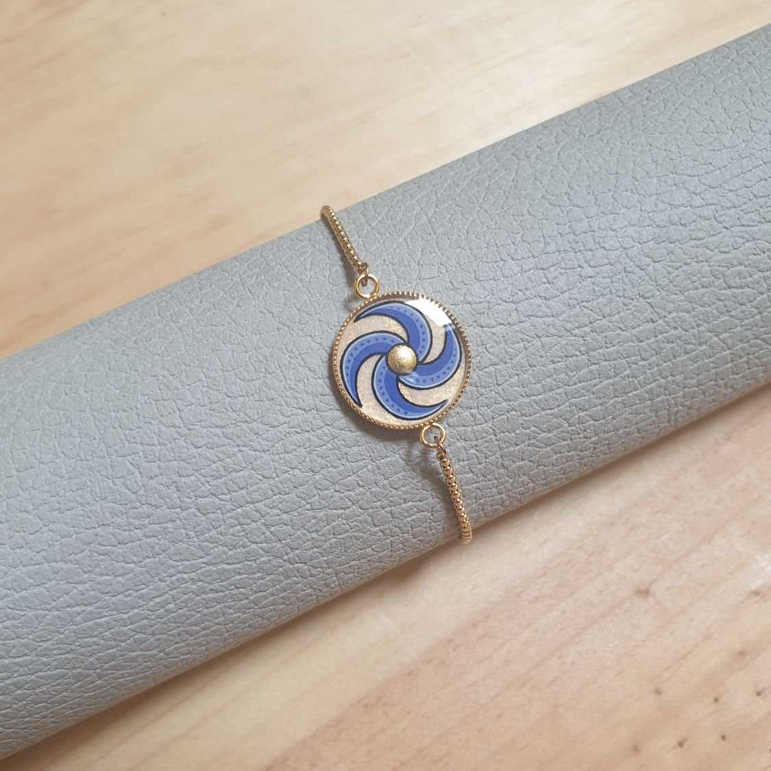 Bracelet réglable enluminure spirale bleue ou rouge et or