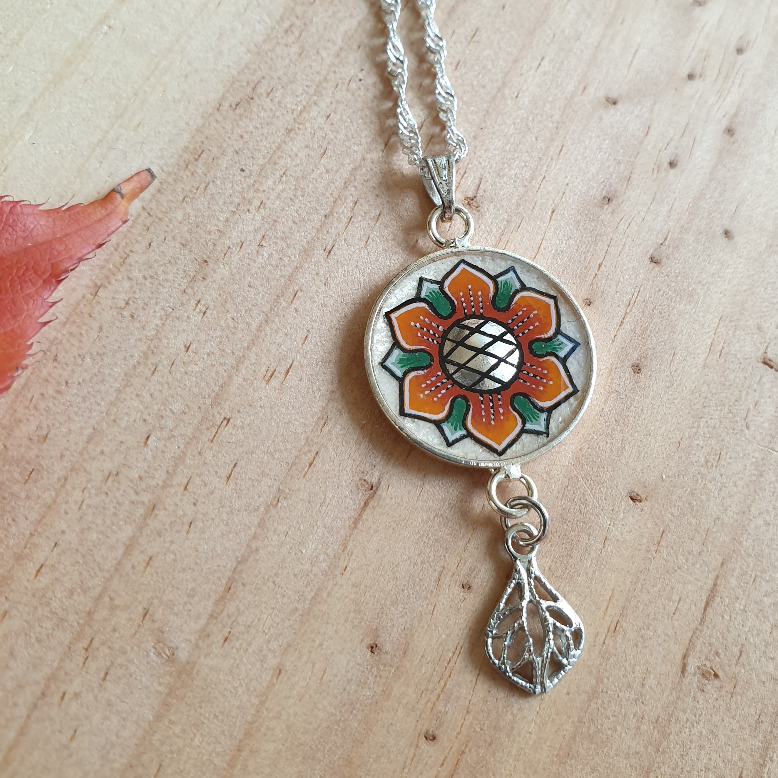 Collier pendentif automnal fleur orang&eacute;e/or blanc