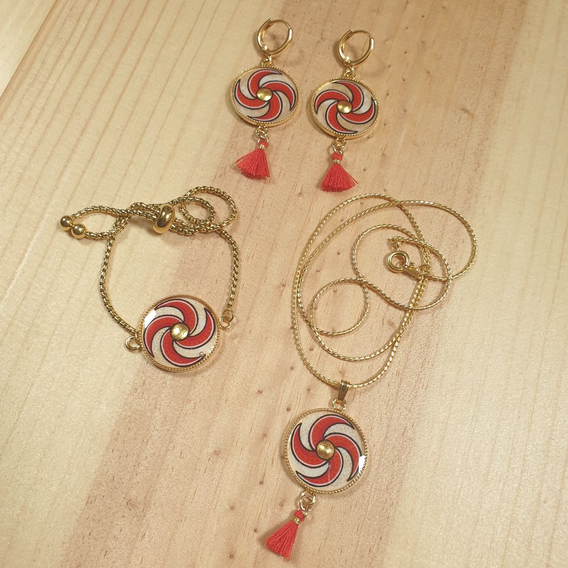 Collier pendentif enluminure spirale rouge et or
