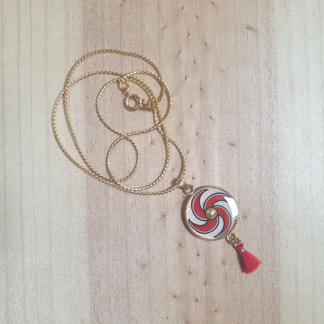 Collier pendentif enluminure spirale rouge et or