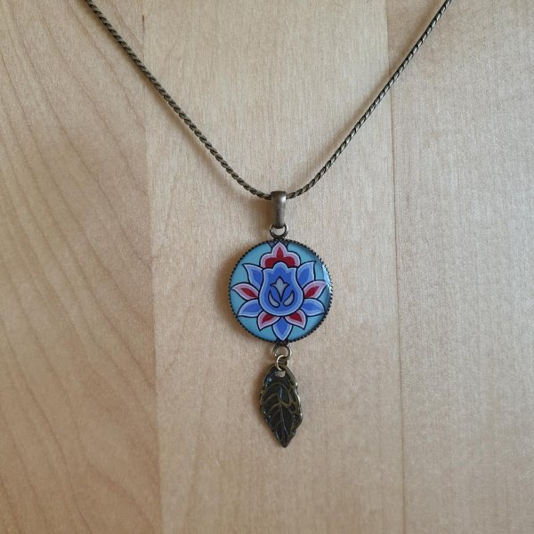 Collier pendentif enlumin&eacute; fleur vert/bleu/ros&eacute; sur cha&icirc;ne bronze