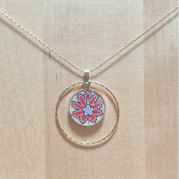 Collier pendentif enluminé fleur orientale rouge sur chaîne dorée