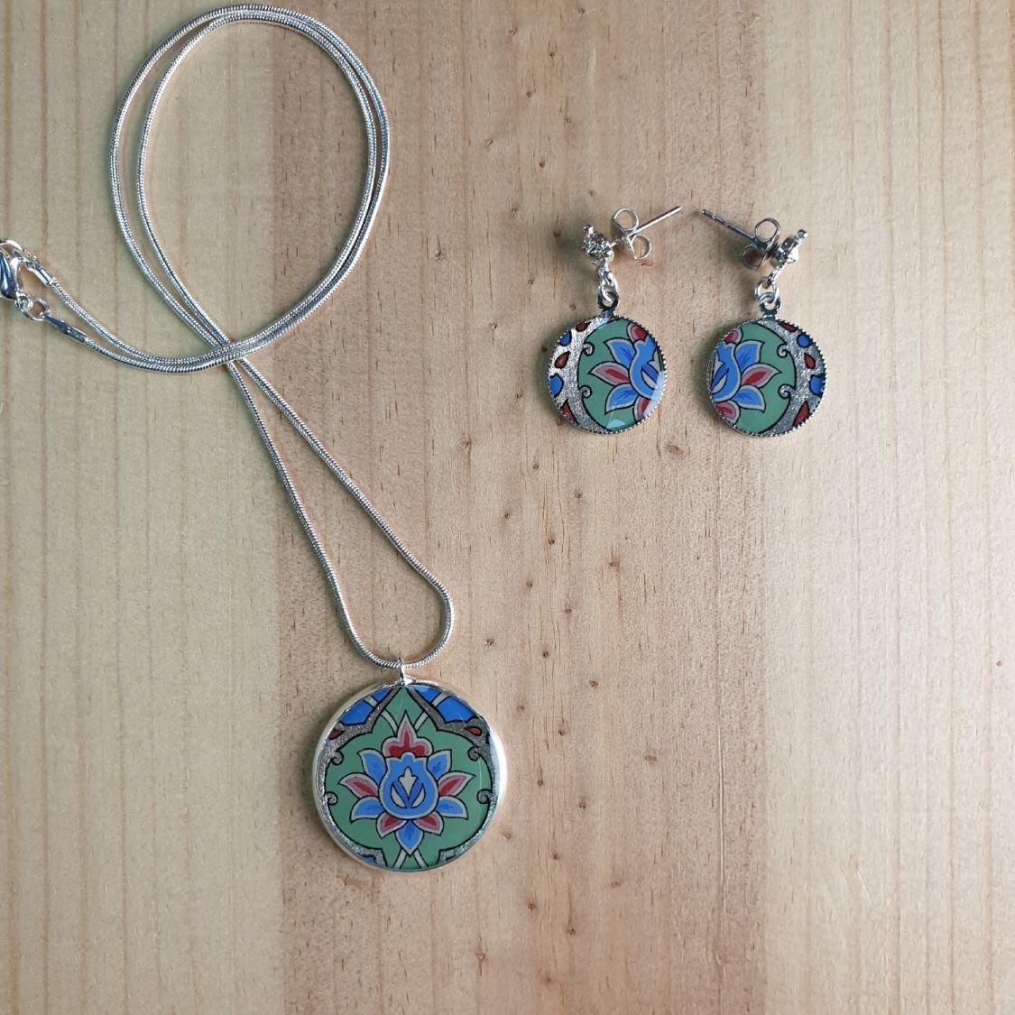Collier pendentif fleur et arabesques vert/argenté/bleu/rosé sur chaîne argentée