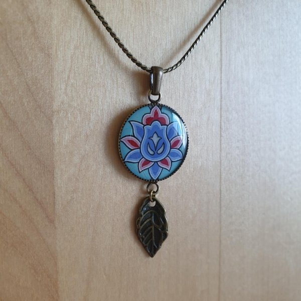 Collier pendentif enlumin&eacute; fleur vert/bleu/ros&eacute; sur cha&icirc;ne bronze