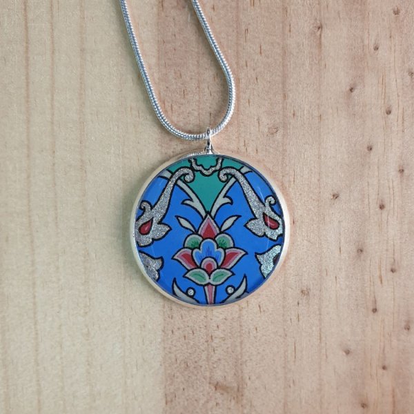 Collier pendentif enluminé fleur et arabesques bleu/argenté/vert/rosé sur chaîne argentée