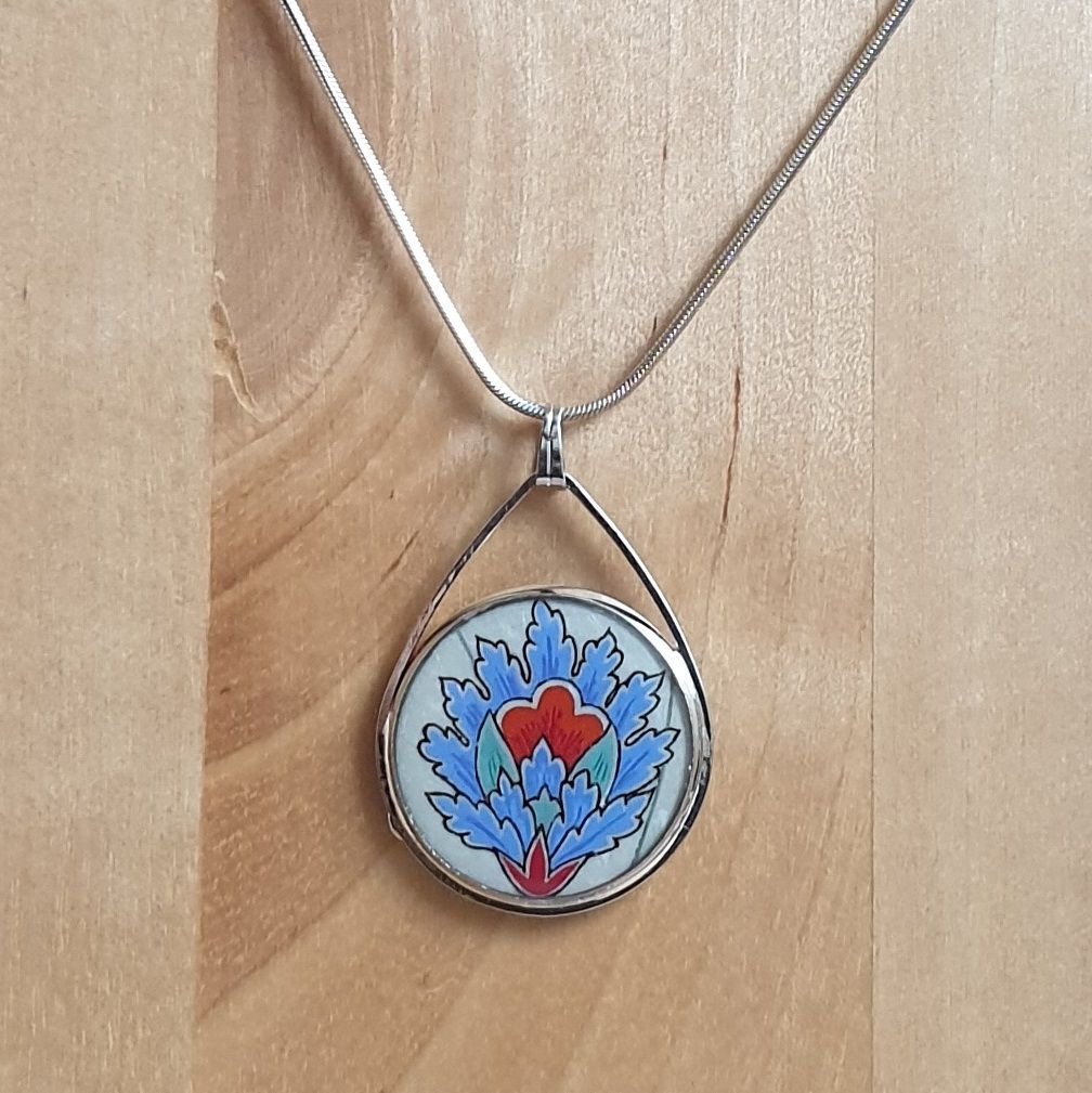 Collier pendentif enluminé fleur orientale sur chaîne argentée