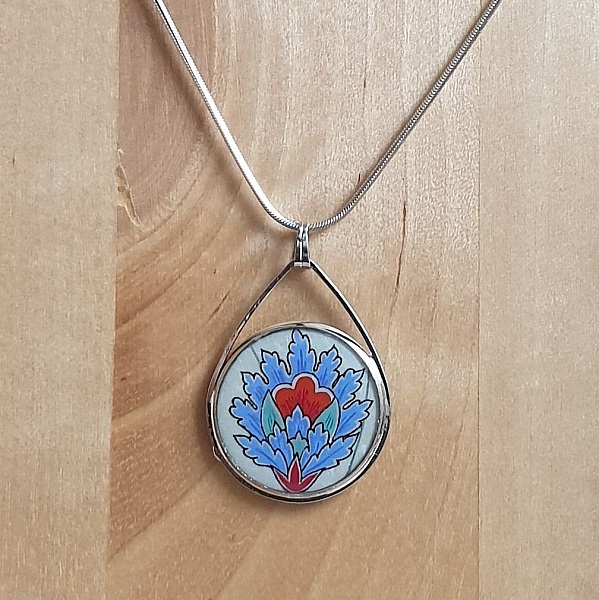 Collier pendentif fleur orientale bleue