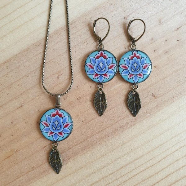 Collier pendentif enlumin&eacute; fleur vert/bleu/ros&eacute; sur cha&icirc;ne bronze