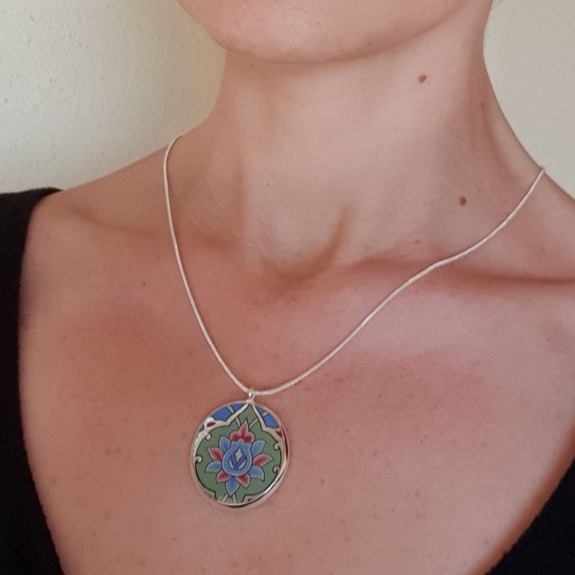 Collier pendentif fleur et arabesques vert/argenté/bleu/rosé sur chaîne argentée