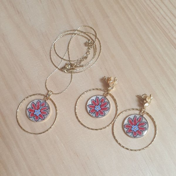 Collier pendentif enluminé fleur orientale rouge sur chaîne dorée