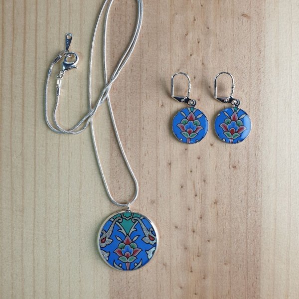 Collier pendentif enluminé fleur et arabesques bleu/argenté/vert/rosé sur chaîne argentée
