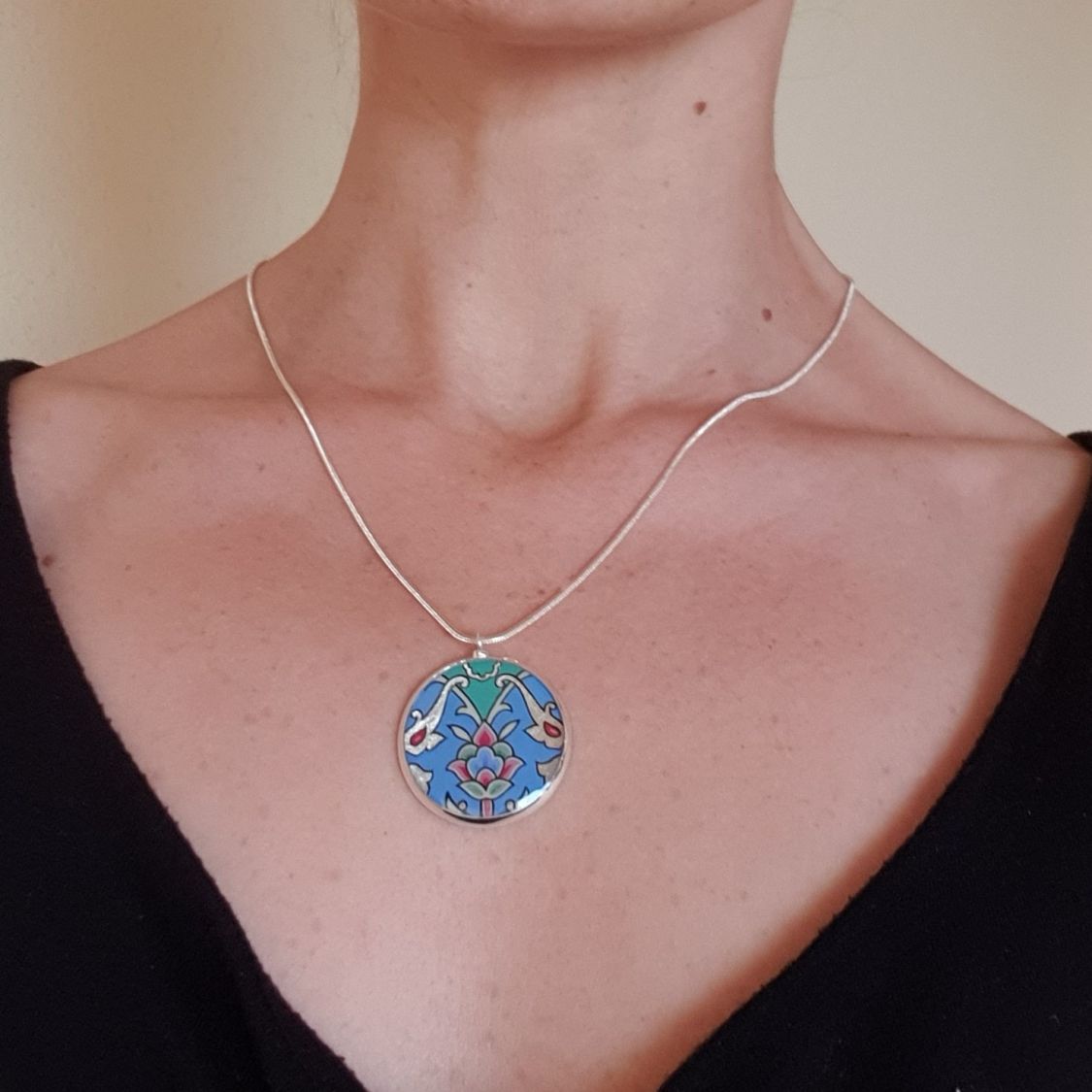 Collier pendentif fleur et arabesques bleu/argenté/vert/rosé sur chaîne argentée