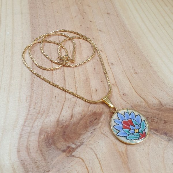 Collier pendentif enluminé fleur orientale bleue