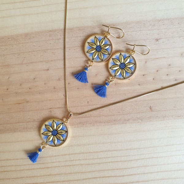 Collier pendentif fleur or/bleue ou or/rouge sur cha&icirc;ne dor&eacute;e