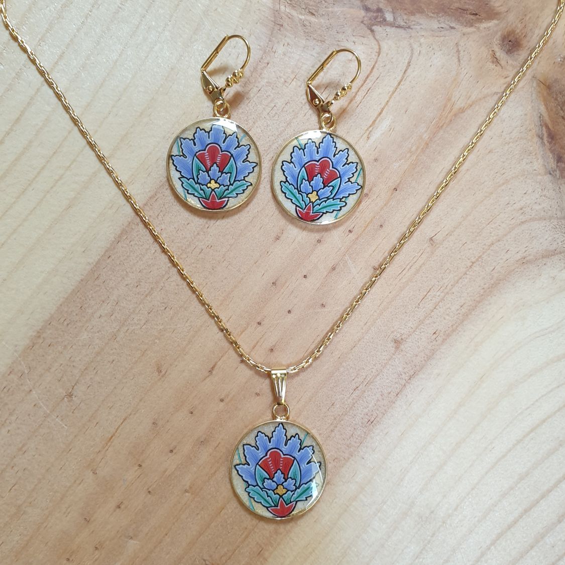 Collier pendentif enluminé fleur orientale bleue