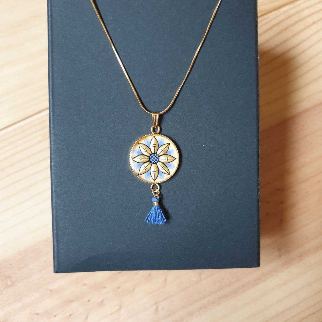 Collier pendentif fleur or/bleue ou or/rouge sur chaîne dorée