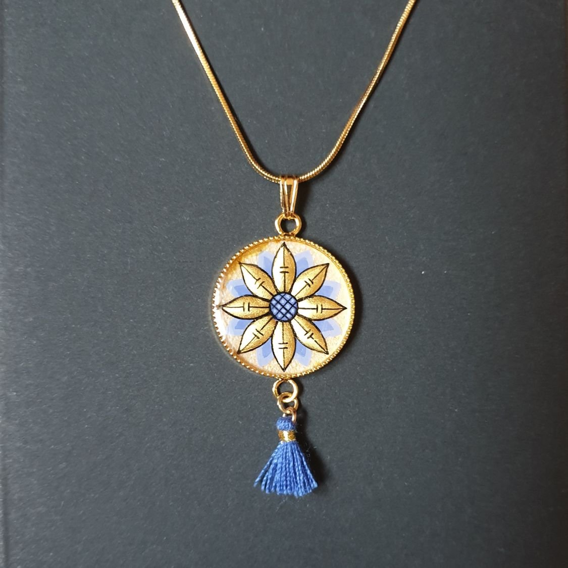 Collier pendentif fleur or/bleue ou or/rouge sur chaîne dorée