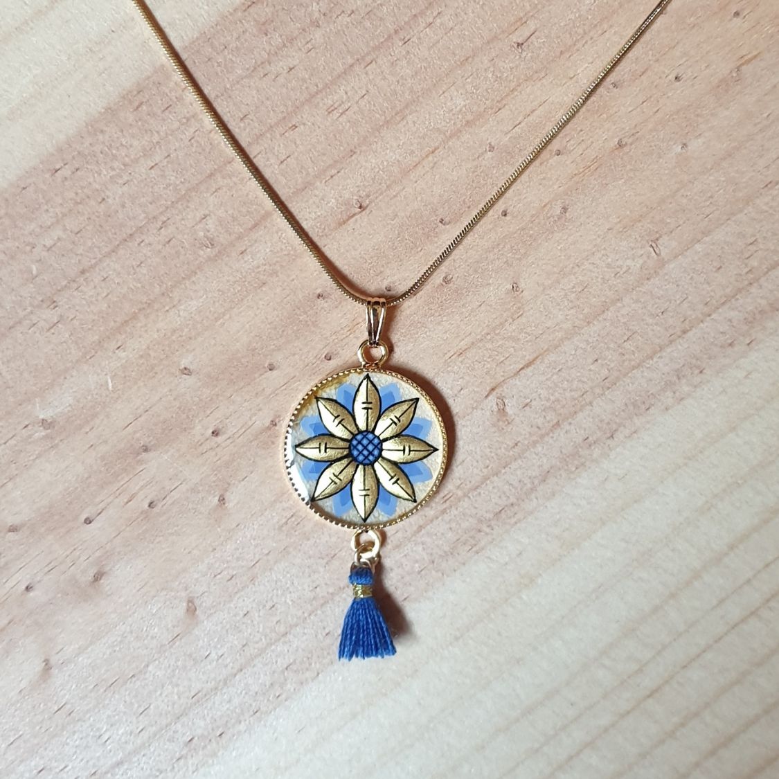 Collier pendentif fleur or/bleue ou or/rouge sur chaîne dorée