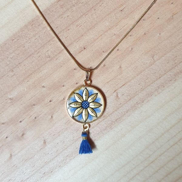 Collier pendentif fleur or/bleue ou or/rouge sur cha&icirc;ne dor&eacute;e