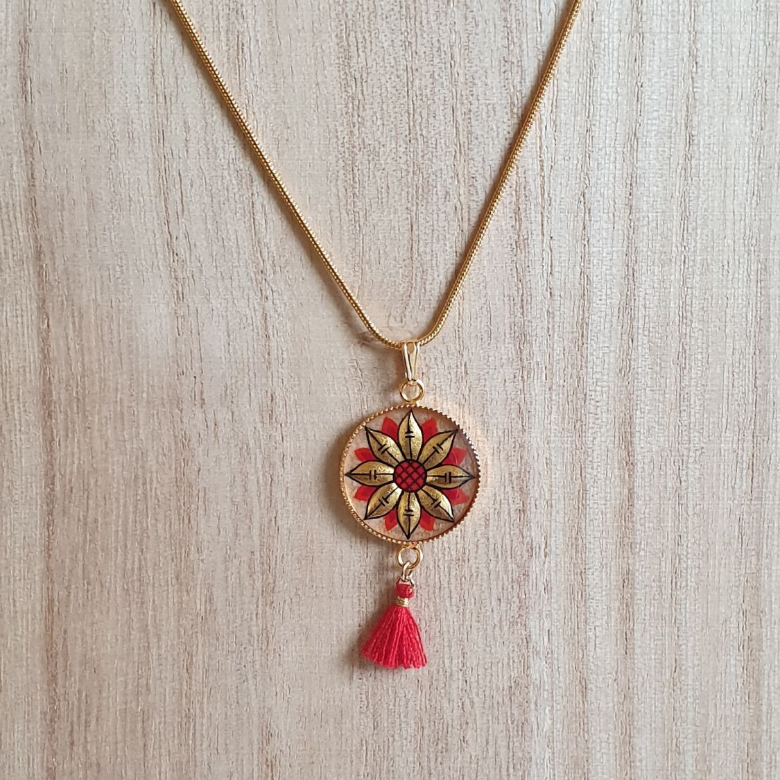 Collier pendentif fleur or/bleue ou or/rouge sur chaîne dorée