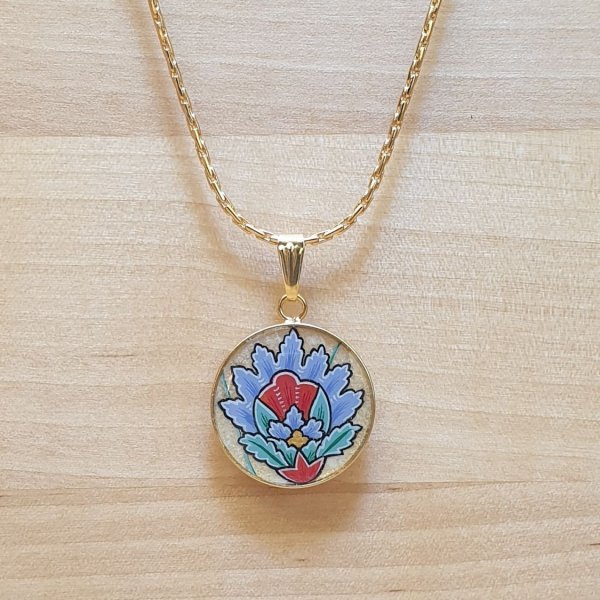 Collier pendentif enluminé fleur orientale bleue