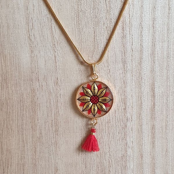 Collier pendentif fleur or/bleue ou or/rouge sur cha&icirc;ne dor&eacute;e