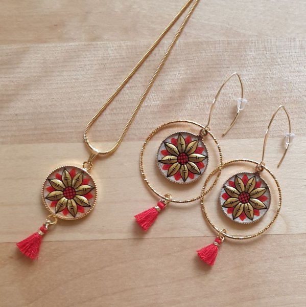 Collier pendentif fleur or/bleue ou or/rouge sur cha&icirc;ne dor&eacute;e