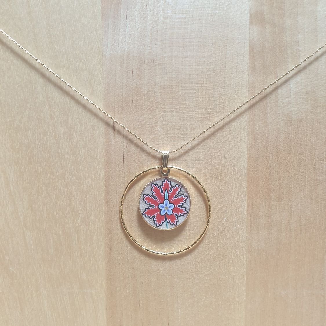 Collier pendentif fleur orientale rouge sur chaîne dorée