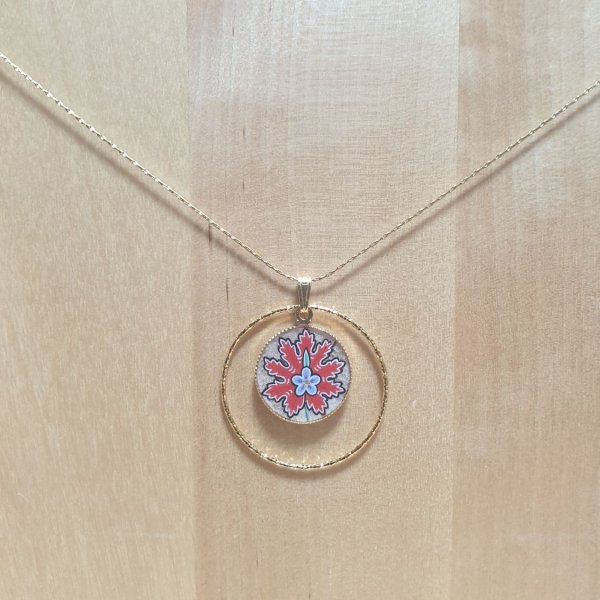 Collier pendentif enluminé fleur orientale rouge sur chaîne dorée