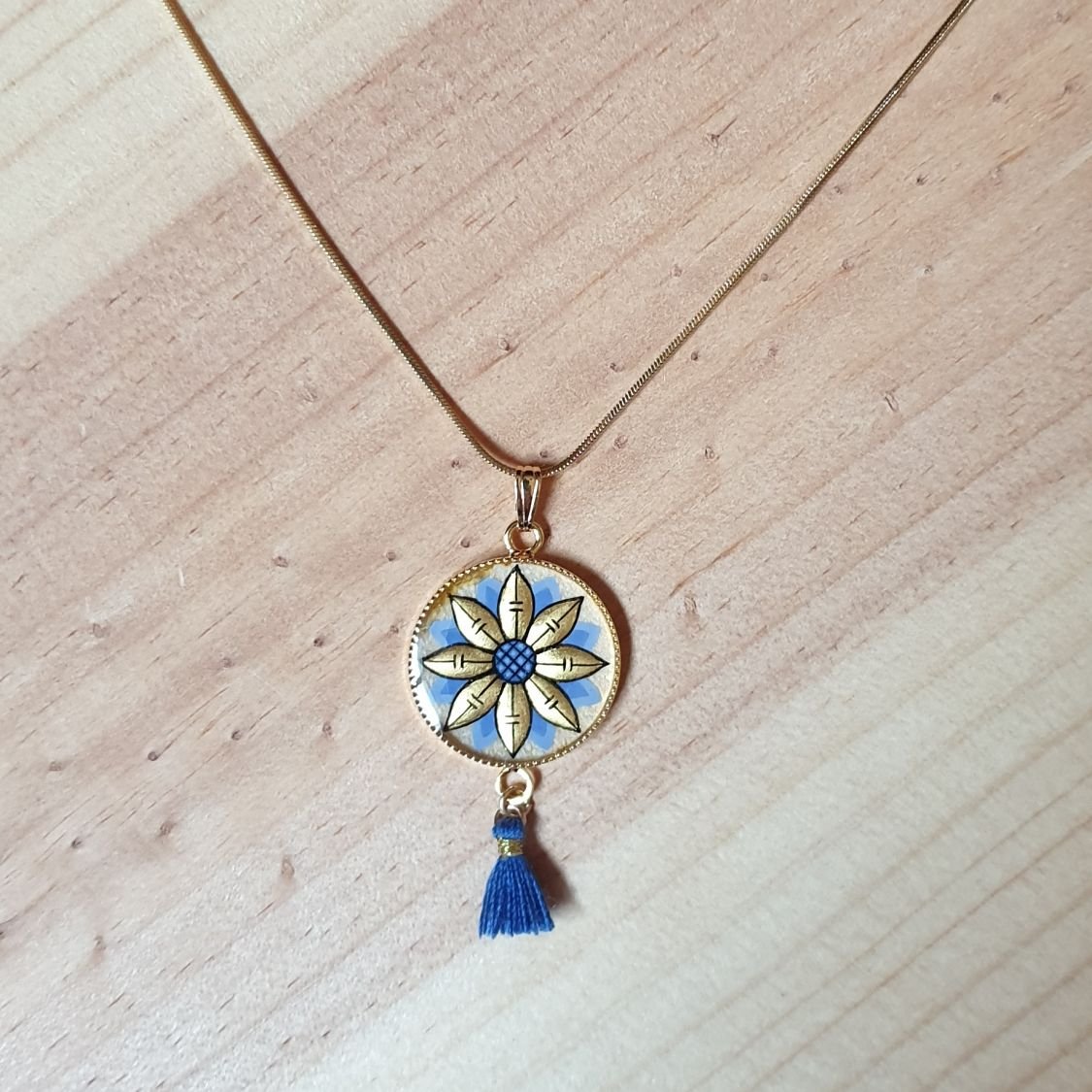 Collier pendentif fleur or/bleue ou or/rouge sur chaîne dorée