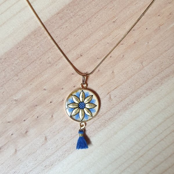 Collier pendentif fleur or/bleue ou or/rouge sur cha&icirc;ne dor&eacute;e