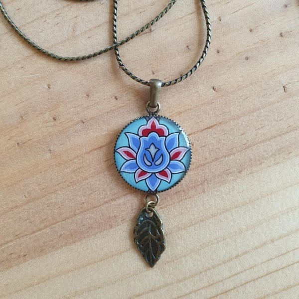 Collier pendentif enlumin&eacute; fleur vert/bleu/ros&eacute; sur cha&icirc;ne bronze