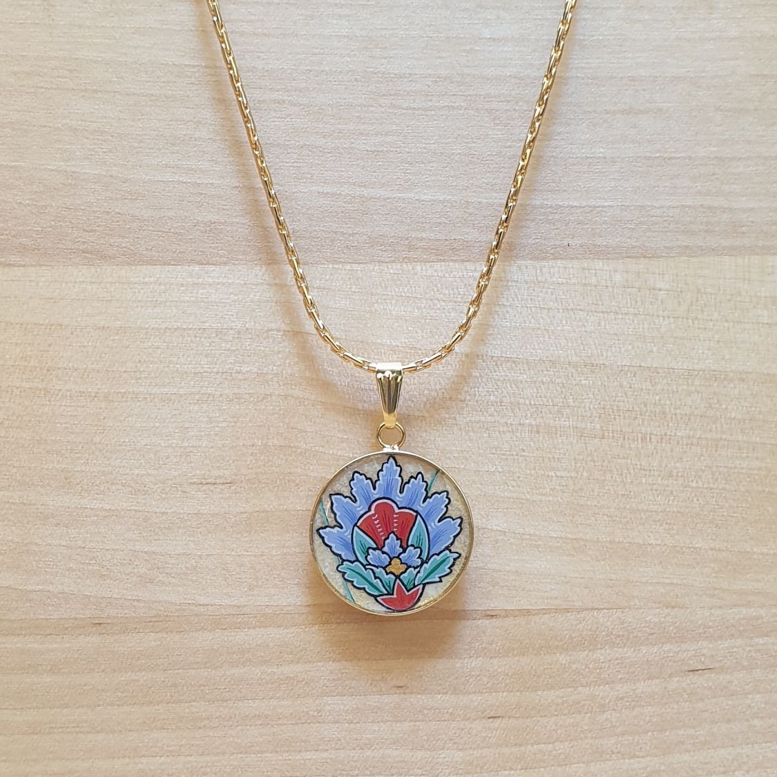Collier pendentif enluminé fleur orientale bleue