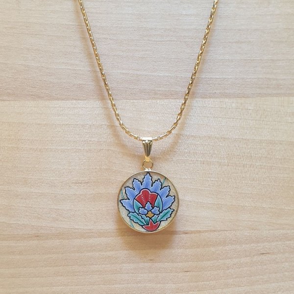 Collier pendentif enluminé fleur orientale bleue