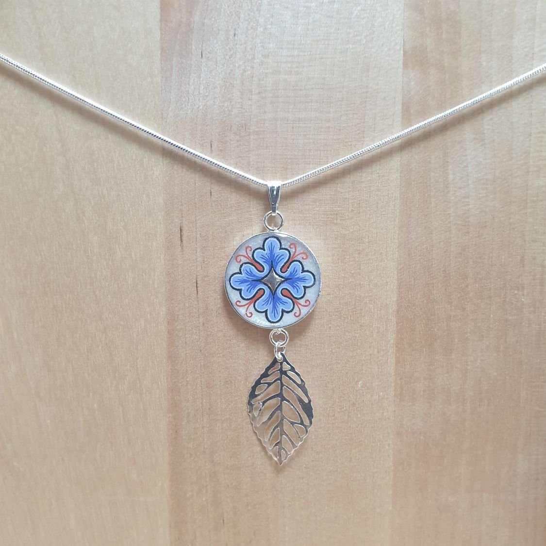 Collier pendentif motif végétal et feuille sur chaîne plaquée argent