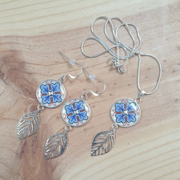 Boucles d'oreille pendantes enluminure motif v&eacute;g&eacute;tal et feuille