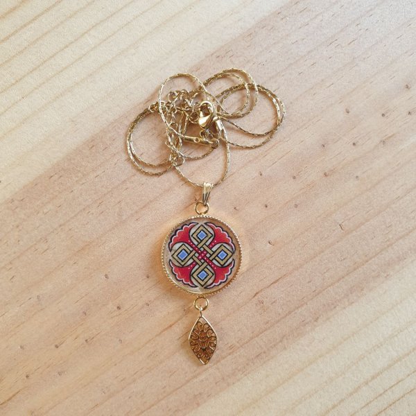 Collier pendentif palmettes bleues ou rouges entrelacs or sur cha&icirc;ne dor&eacute;e