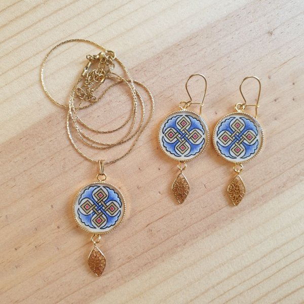 Collier pendentif palmettes bleues ou rouges entrelacs or sur cha&icirc;ne dor&eacute;e