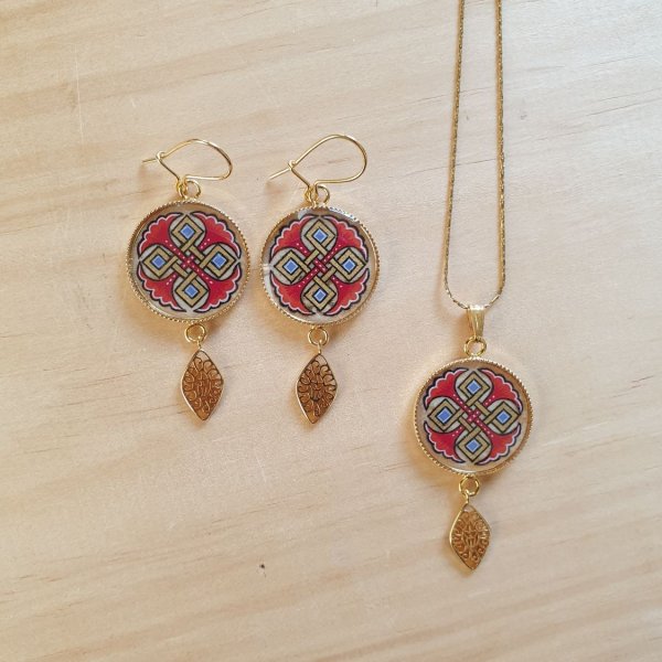 Collier pendentif palmettes bleues ou rouges entrelacs or sur cha&icirc;ne dor&eacute;e