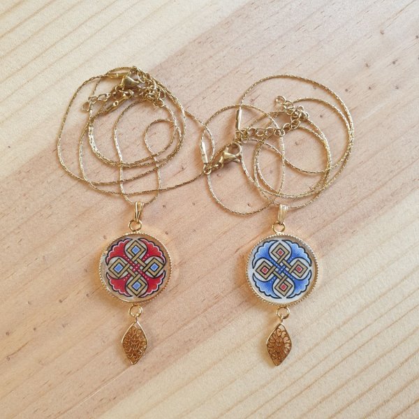 Collier pendentif palmettes bleues ou rouges entrelacs or sur cha&icirc;ne dor&eacute;e