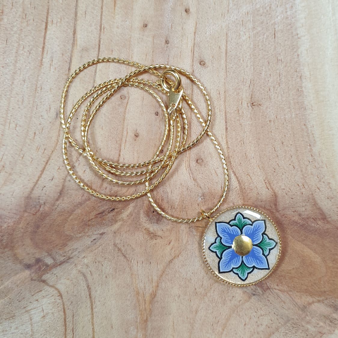 Collier pendentif printanier fleur rose ou bleue sur chaîne dorée