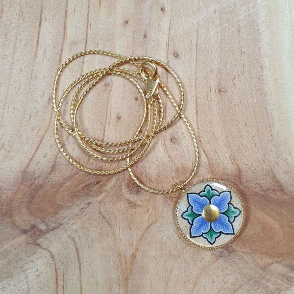 Collier pendentif enluminé printanier fleur rose ou bleue sur chaîne dorée