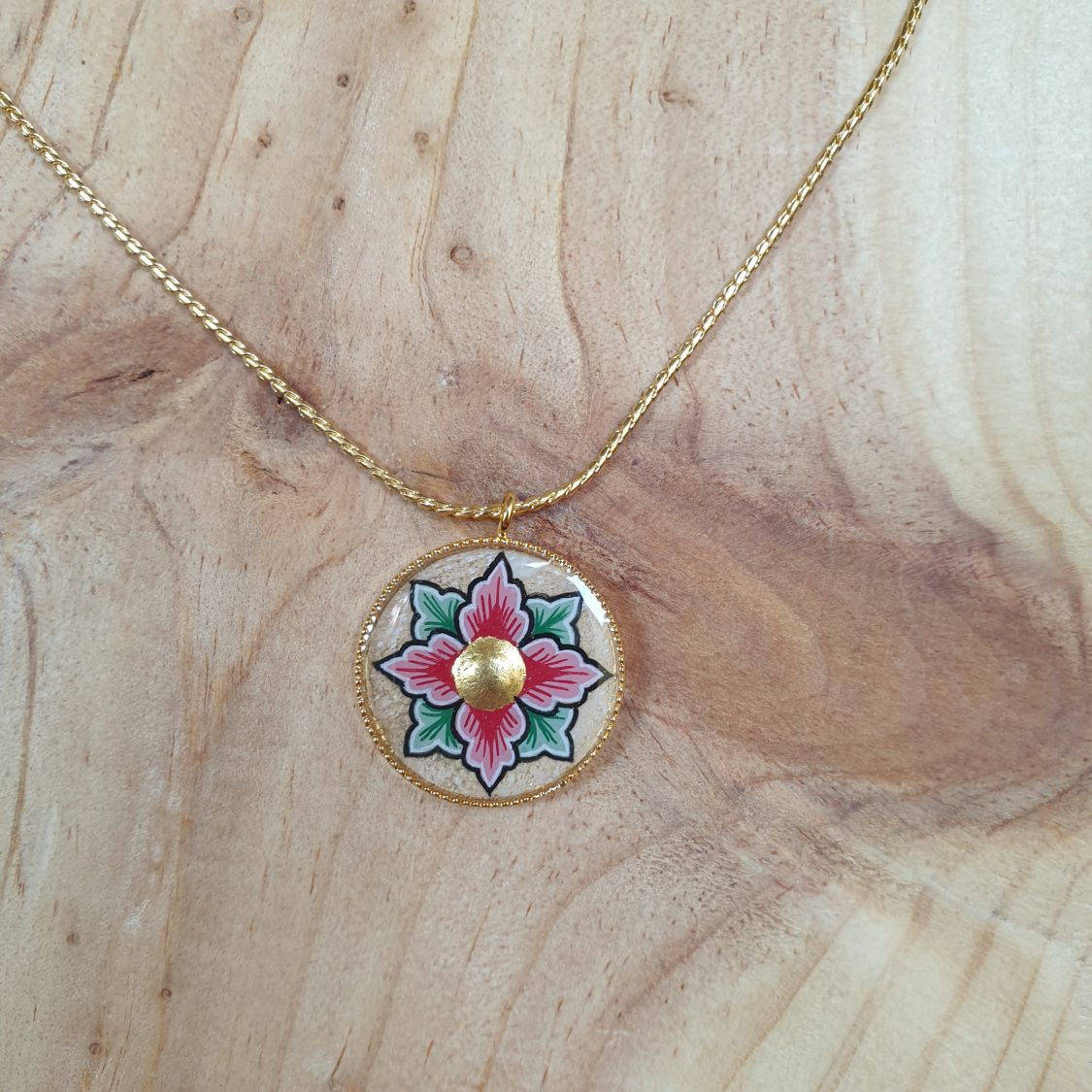 Collier pendentif printanier fleur rose ou bleue sur chaîne dorée