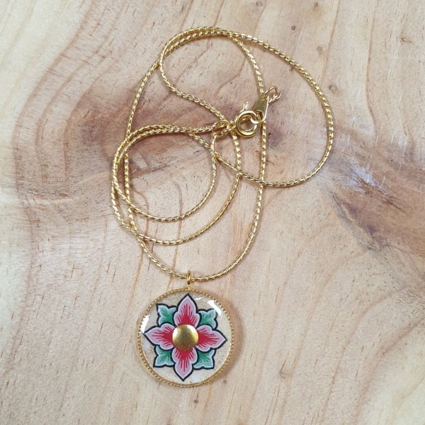 Collier pendentif enluminé printanier fleur rose ou bleue sur chaîne dorée
